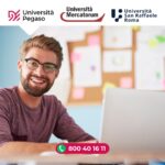 Studente svolge il Room Tour prima dell’esame online da casa.